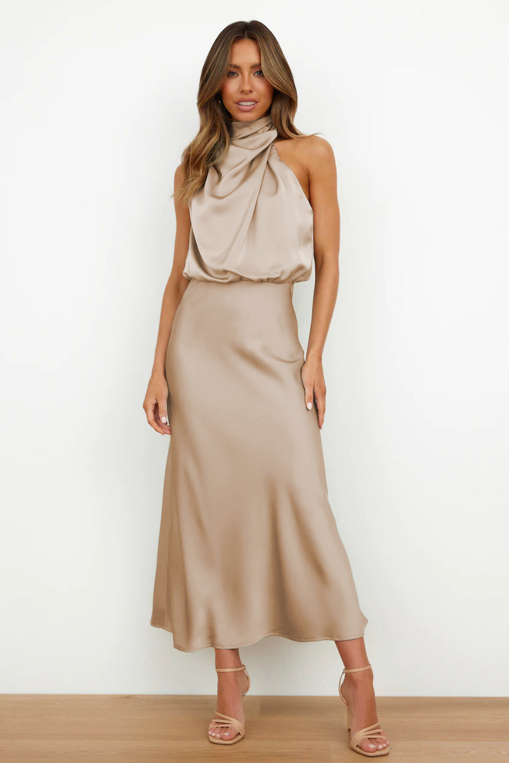 Isabella – Vestido Elegante de Seda con Espalda Abierta y Cuello Alto